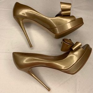 Valentino Garavani bow platform gold patent heels